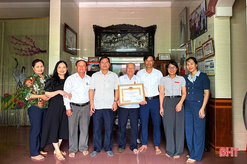 Phó Bí thư Đảng ủy, Chủ tịch UBND xã Nghi Xuân Bùi Việt Hùng trao Huy hiệu 70 năm tuổi Đảng cho đảng viên Nguyễn Xuân Vinh - Chi bộ 6 Xuân Hồng.