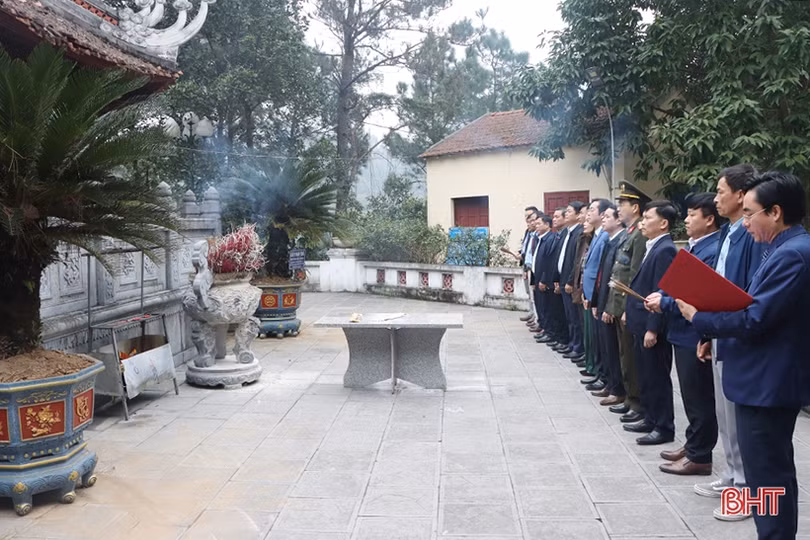 Lãnh đạo huyện Cẩm Xuyên dâng hương tại các địa chỉ đỏ