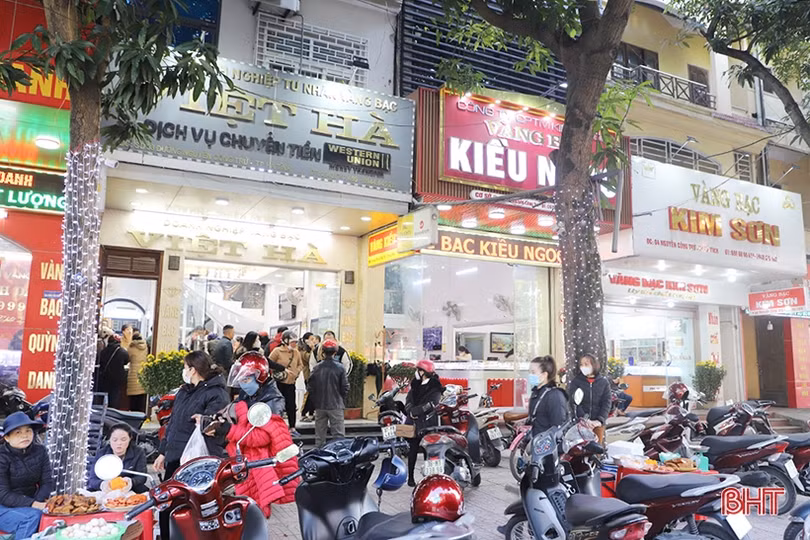 Nhộn nhịp mua vàng ngày vía Thần Tài ở Hà Tĩnh