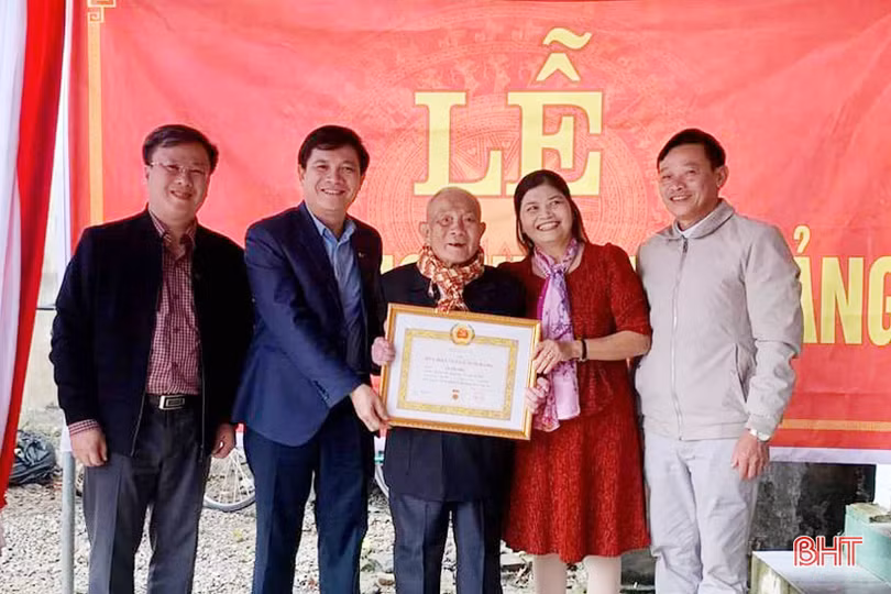 Trao tặng huy hiệu Đảng cho 61 đảng viên ở Lộc Hà