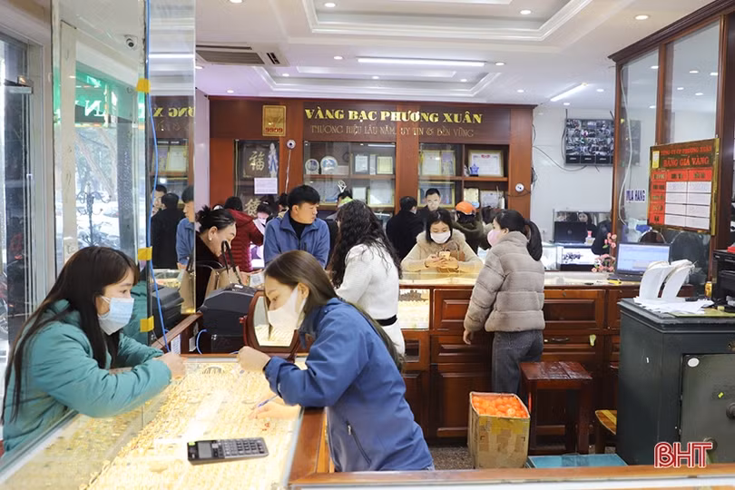 Nhộn nhịp mua vàng ngày vía Thần Tài ở Hà Tĩnh