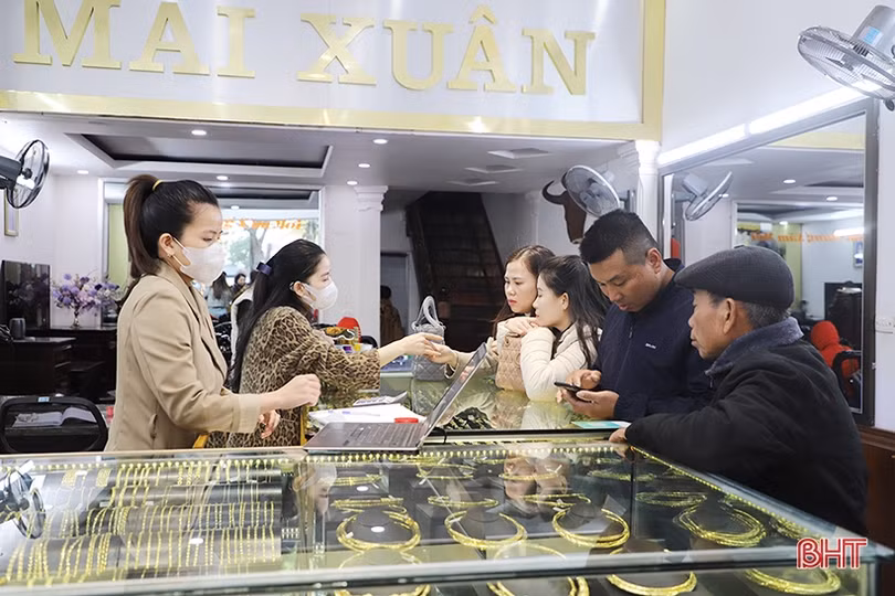 Nhộn nhịp mua vàng ngày vía Thần Tài ở Hà Tĩnh