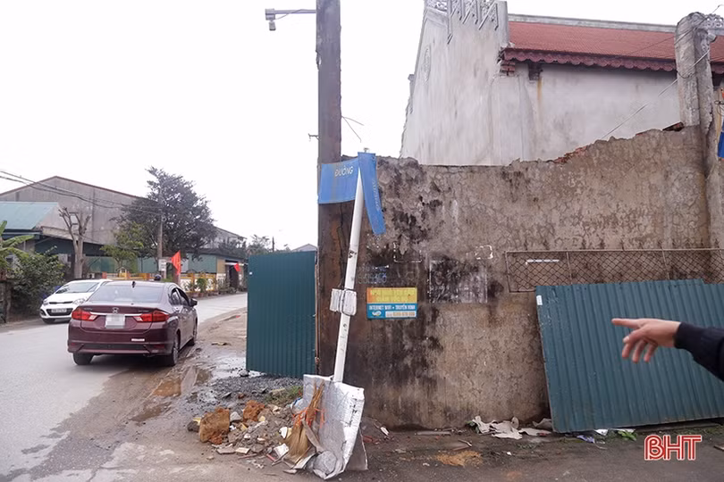 Nhiều bảng tên đường ở thị trấn Thạch Hà “làm khó” người tham gia giao thông