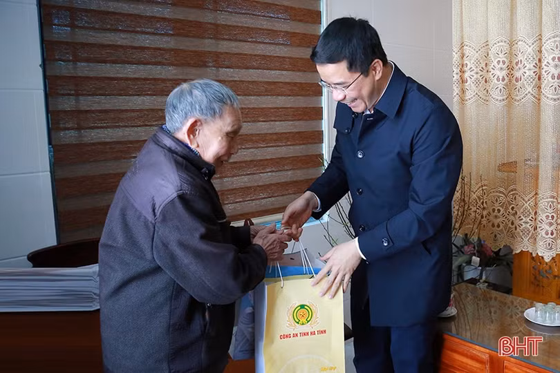 Giám đốc Công an tỉnh thăm hỏi cán bộ, đảng viên tiền khởi nghĩa
