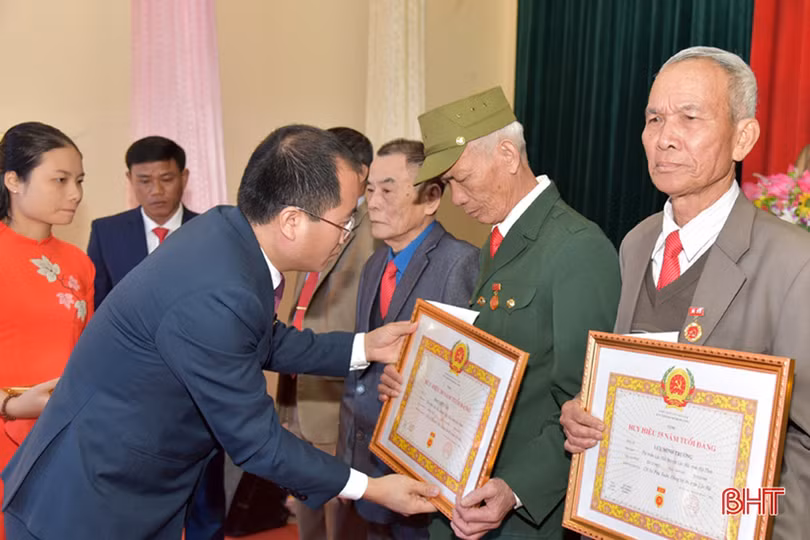 Trao tặng huy hiệu Đảng cho 61 đảng viên ở Lộc Hà
