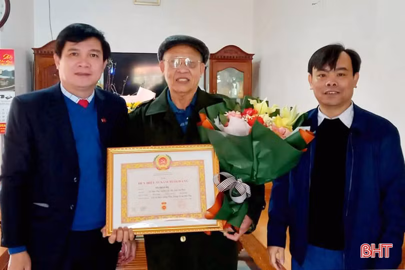 Trao tặng huy hiệu Đảng cho 61 đảng viên ở Lộc Hà