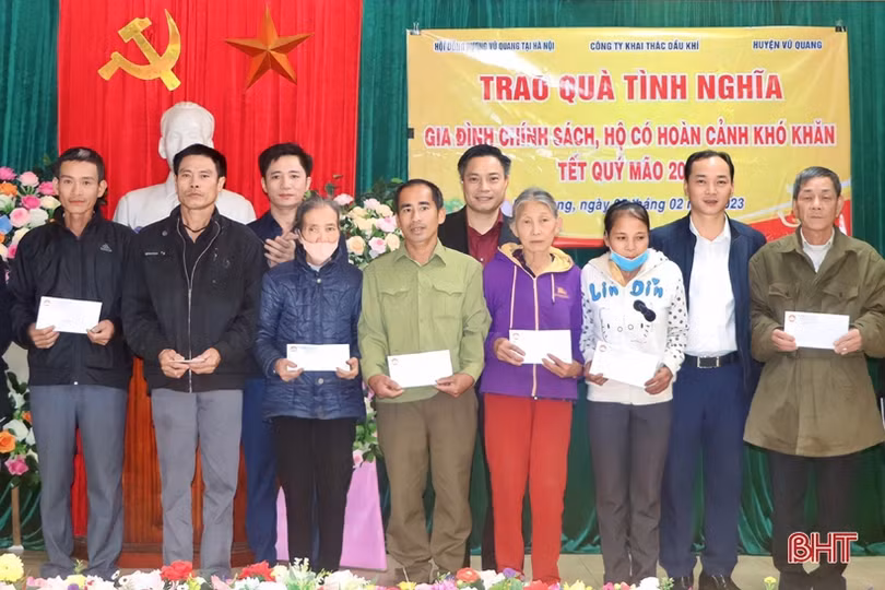 Trao 100 triệu đồng cho gia đình chính sách, hộ khó khăn ở Vũ Quang