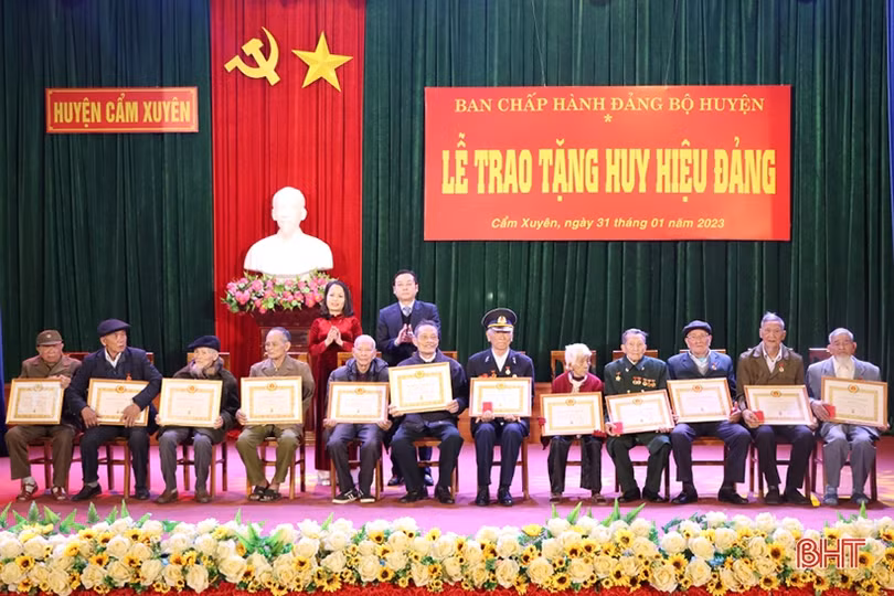 Trao tặng, truy tặng huy hiệu Đảng cho 174 đảng viên huyện Cẩm Xuyên, Can Lộc
