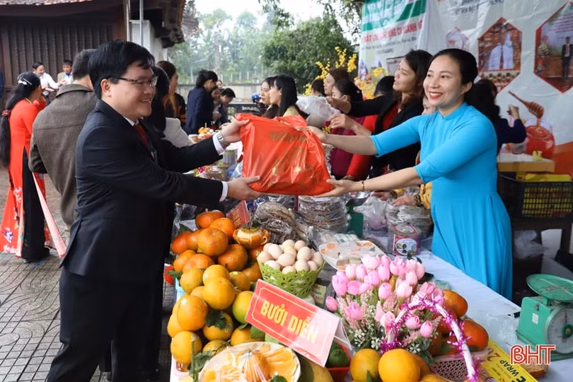 Khai trương gian hàng sản phẩm OCOP tại di tích Đại danh y Lê Hữu Trác