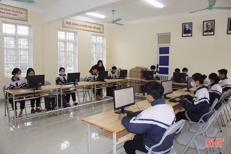 Trao 10 bộ máy tính cho trường học khó khăn ở Nghi Xuân