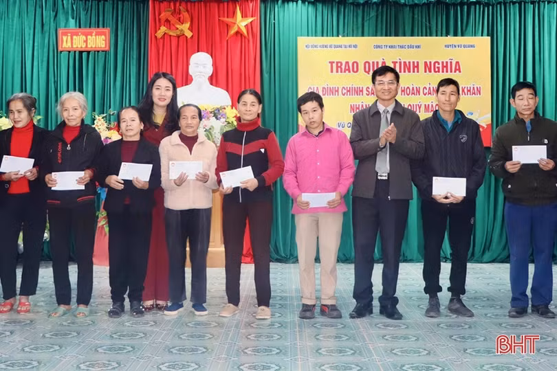 Trao 100 triệu đồng cho gia đình chính sách, hộ khó khăn ở Vũ Quang