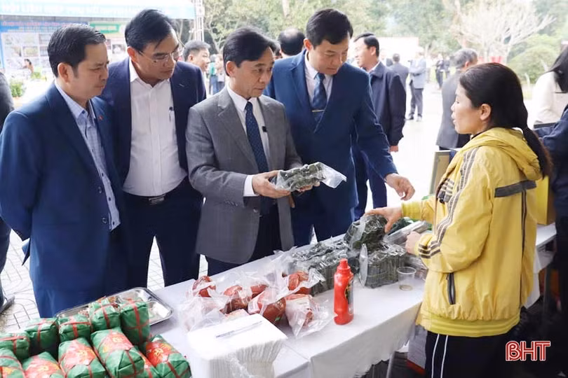 Khai trương gian hàng sản phẩm OCOP tại di tích Đại danh y Lê Hữu Trác