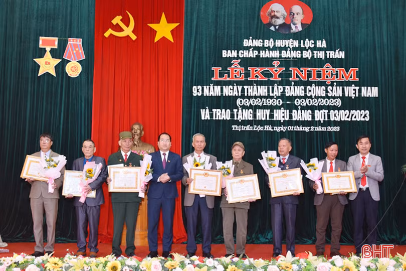Trao tặng huy hiệu Đảng cho 61 đảng viên ở Lộc Hà