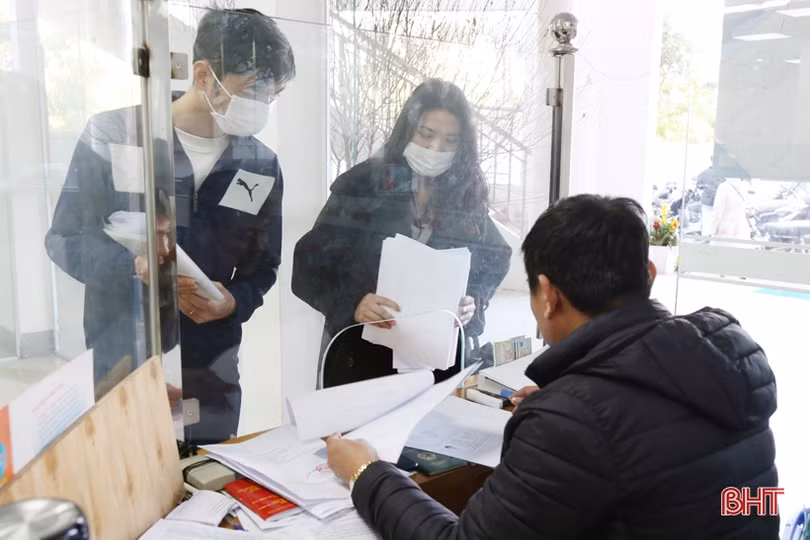 Sau tết, lượng người làm thủ tục tại Trung tâm Phục vụ hành chính công Hà Tĩnh tăng cao