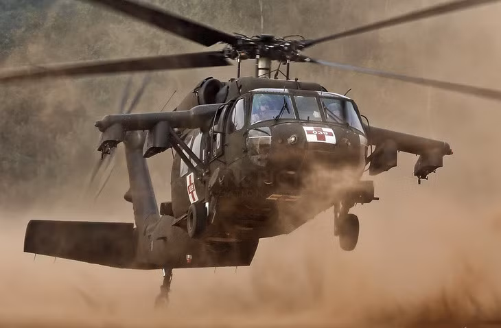 ngam suc manh truc thang dieu hau den uh 60 black hawk