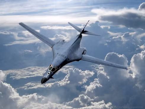 B-1B Lancer là loại máy bay ném bom chiến lược được thiết kế để thay thế "pháo đài bay" B-52. B-1B Lancer có thể mang theo vũ khí hạt nhân và sở hữu một số tính năng của máy bay tàng hình. Cũng như B-2 Spirit, B-1B Lancer cũng có thể vượt qua mạng lưới phòng không dày đặc của địch. Ảnh: Không quân Mỹ 5 oanh tac co rai bom huy diet manh nhat the gioi
