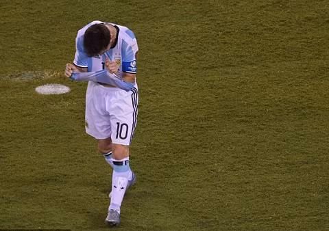 messi sut hong 11m argentina lai om han truoc chile