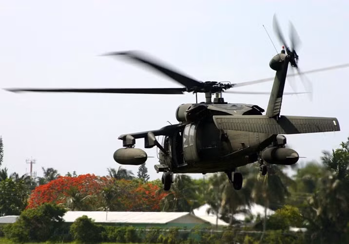ngam suc manh truc thang dieu hau den uh 60 black hawk