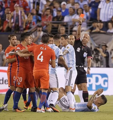 messi sut hong 11m argentina lai om han truoc chile