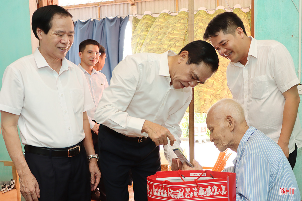 Đoàn đến thăm hỏi, tặng quà cựu chiến binh Trương Quang Khích (SN 1924, thôn Na Trung, xã Cẩm Thạch)...