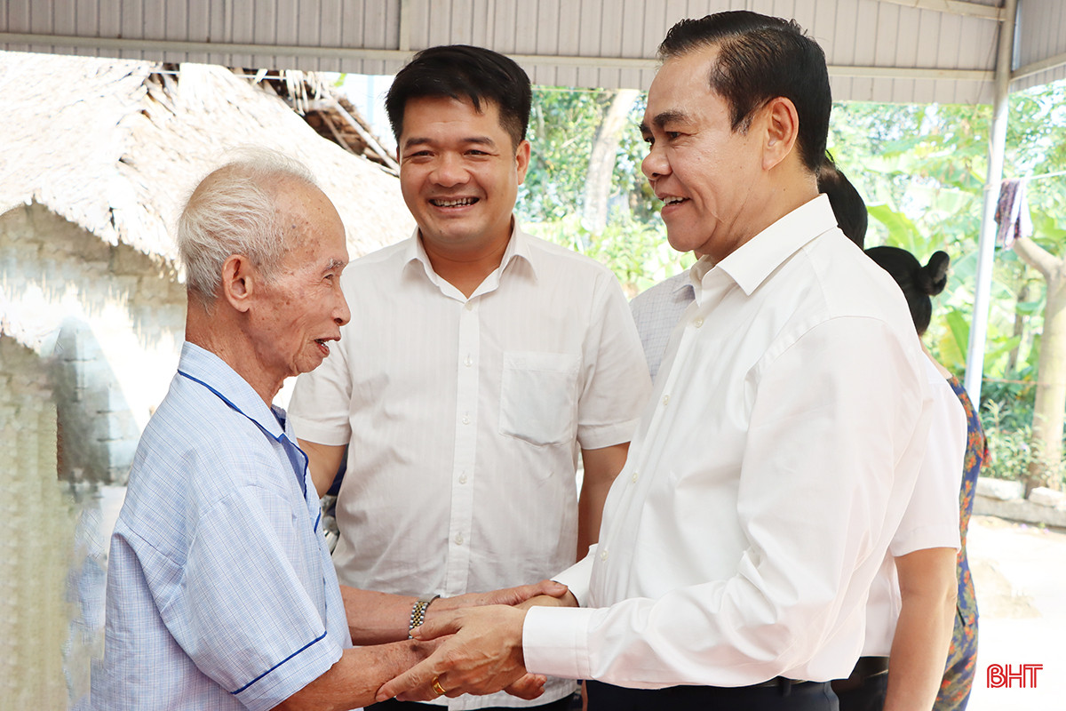 ... và cựu thanh niên xung phong Lê Định (SN 1933, thôn Xuân Lâu, xã Cẩm Thạch).