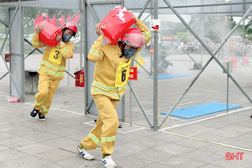 Các đội trải qua 2 phần thi: lý thuyết và thực hành. Phần thi lý thuyết bao gồm những câu hỏi về kiến thức PCCC&amp;CNCH. Phần thi thực hành bao gồm các nội dung: tổ chức chữa cháy; kỹ năng sử dụng công cụ chữa cháy, bình cứu hỏa; cứu người và di chuyển tài sản...