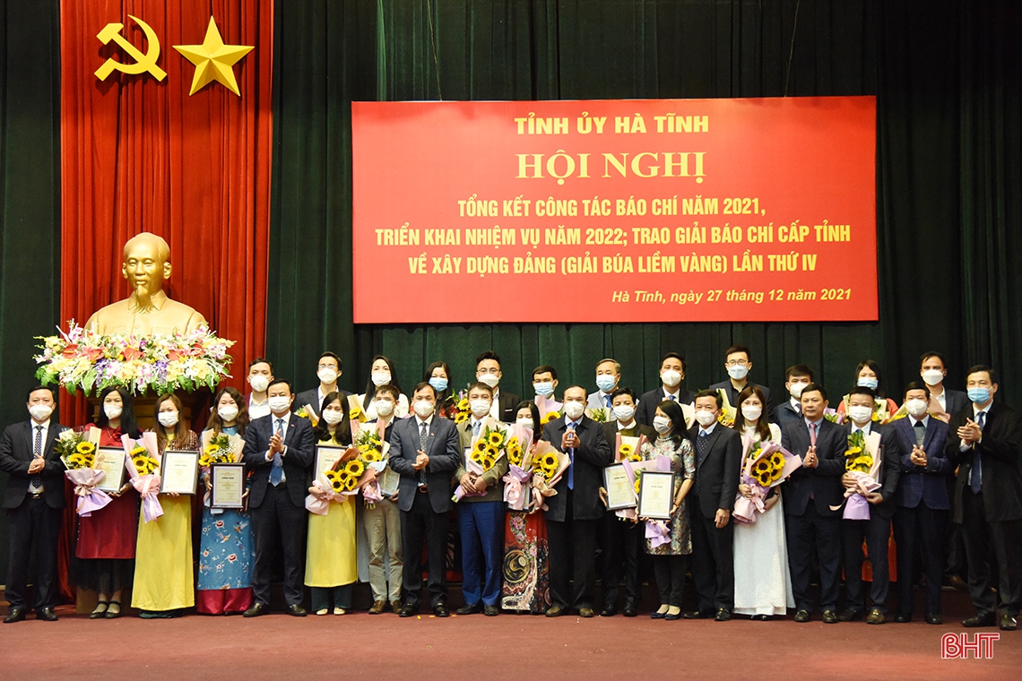 Báo Hà Tĩnh nhận bằng khen của Ban Tuyên giáo Trung ương