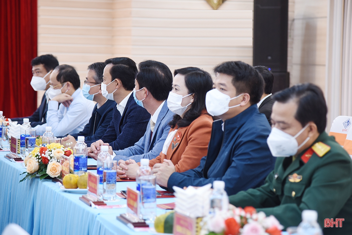 Hà Tĩnh gặp mặt các đồng chí nguyên lãnh đạo tỉnh qua các thời kỳ