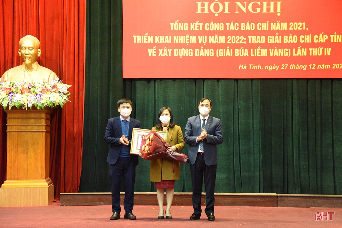 Báo Hà Tĩnh nhận bằng khen của Ban Tuyên giáo Trung ương
