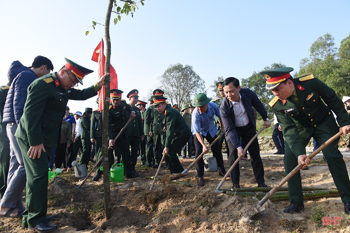 Các địa phương Hà Tĩnh sôi nổi ra quân trồng cây đầu xuân