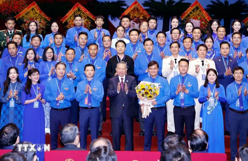 Tổng Bí thư, Chủ tịch nước Tô Lâm chúc mừng Ban Chấp hành Đoàn Thanh niên Cộng sản Hồ Chí Minh lần thứ XIII, nhiệm kỳ 2026-2031. (Ảnh: Thống Nhất/TTXVN)
