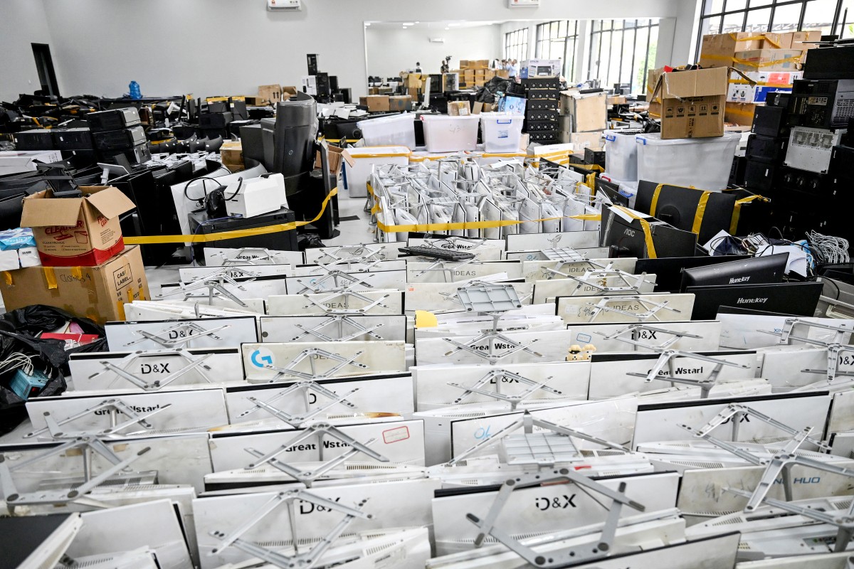 Các thiết bị của trung tâm lừa đảo bị thu giữ và tập kết tại Sở Cảnh sát Phnom Penh ngày 11/3.
