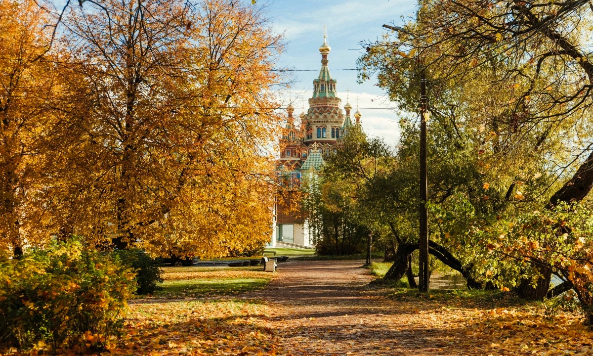 "Bức tranh mùa thu đời thực" ở công viên gần Cung điện Mùa Hè, Saint Petersburg, trong tiết trời 7-10 độ C.