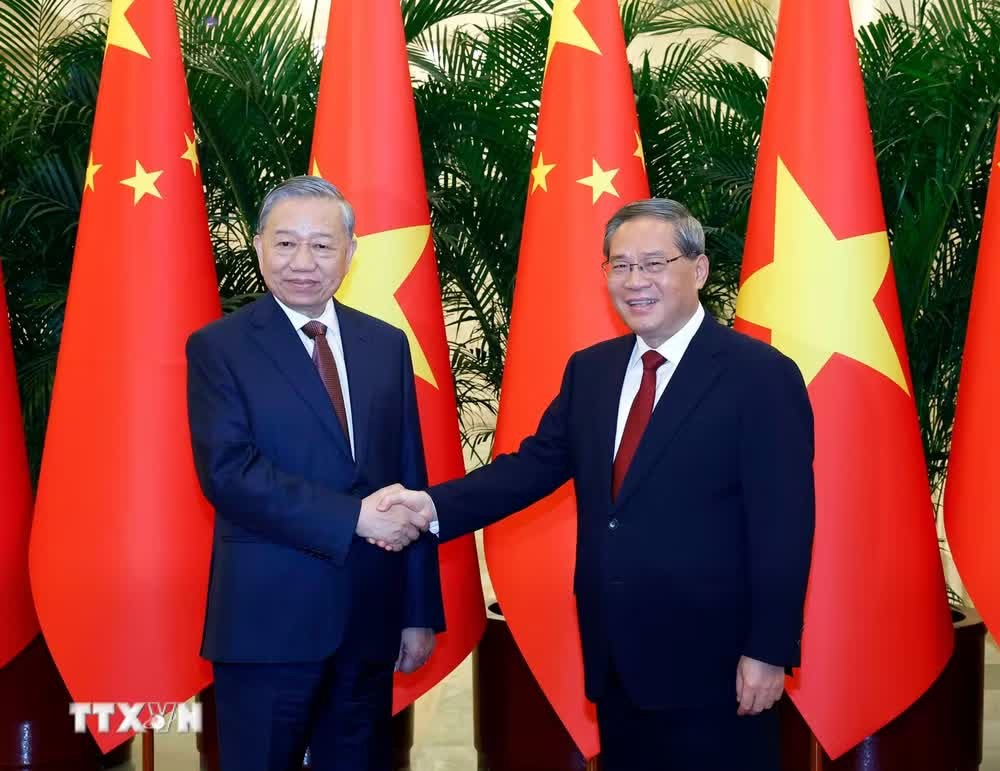 Tổng Bí thư, Chủ tịch nước Tô Lâm hội kiến Thủ tướng Trung Quốc Lý Cường. (Ảnh: Thống Nhất/TTXVN)