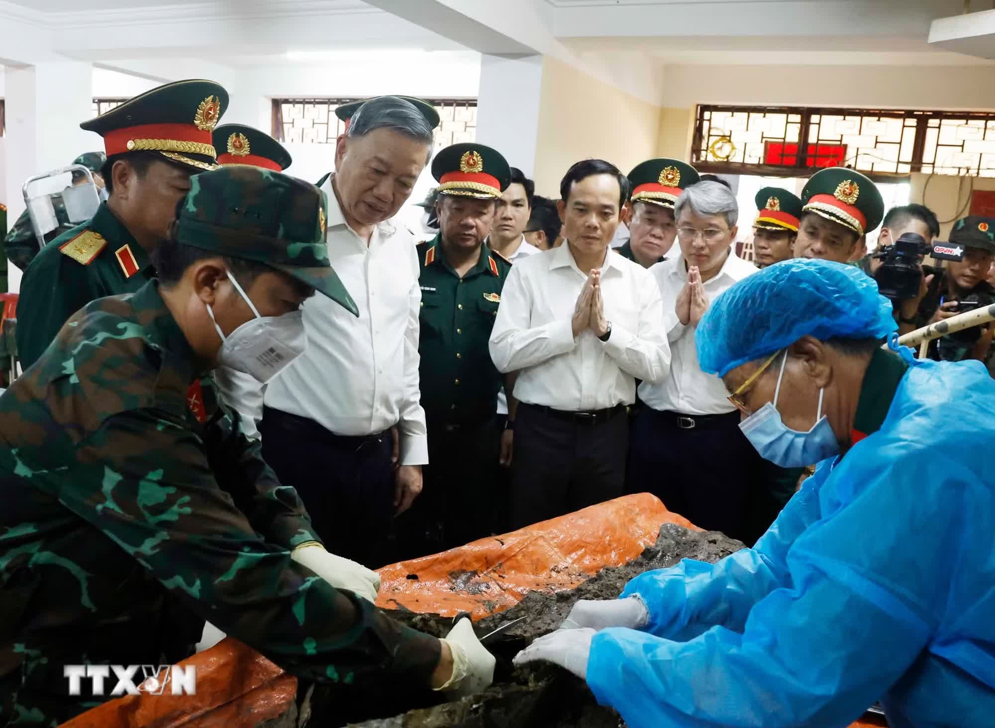 Tổng Bí thư, Chủ tịch nước Tô Lâm kiểm tra công tác tìm kiếm, quy tập hài cốt liệt sĩ tại Công viên Lê Thị Riêng. (Ảnh: Thống Nhất/TTXVN)