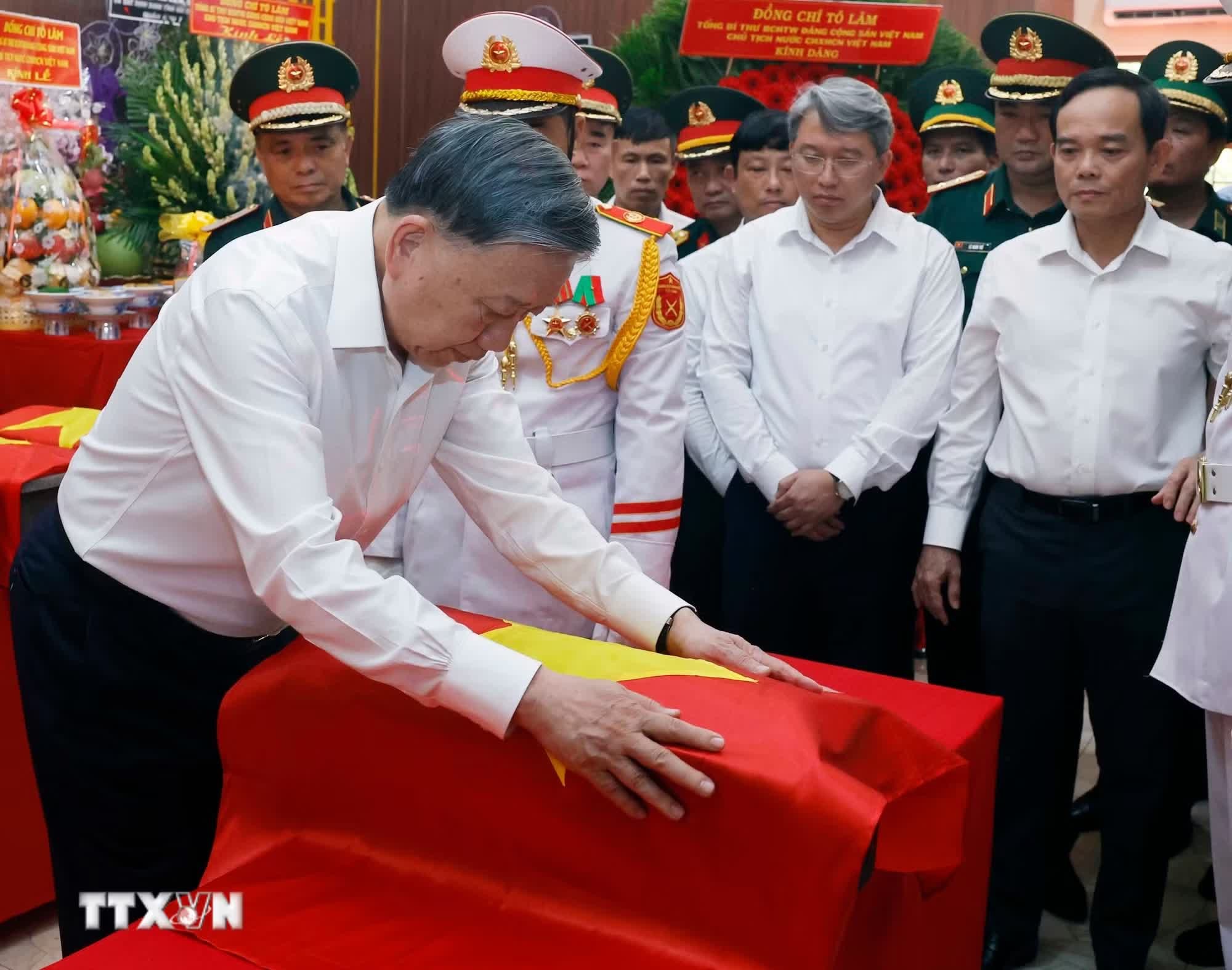 Tổng Bí thư, Chủ tịch nước Tô Lâm thực hiện nghi thức tại Nhà quàn hài cốt các liệt sỹ công viên Lê Thị Riêng. (Ảnh: Thống Nhất/TTXVN)