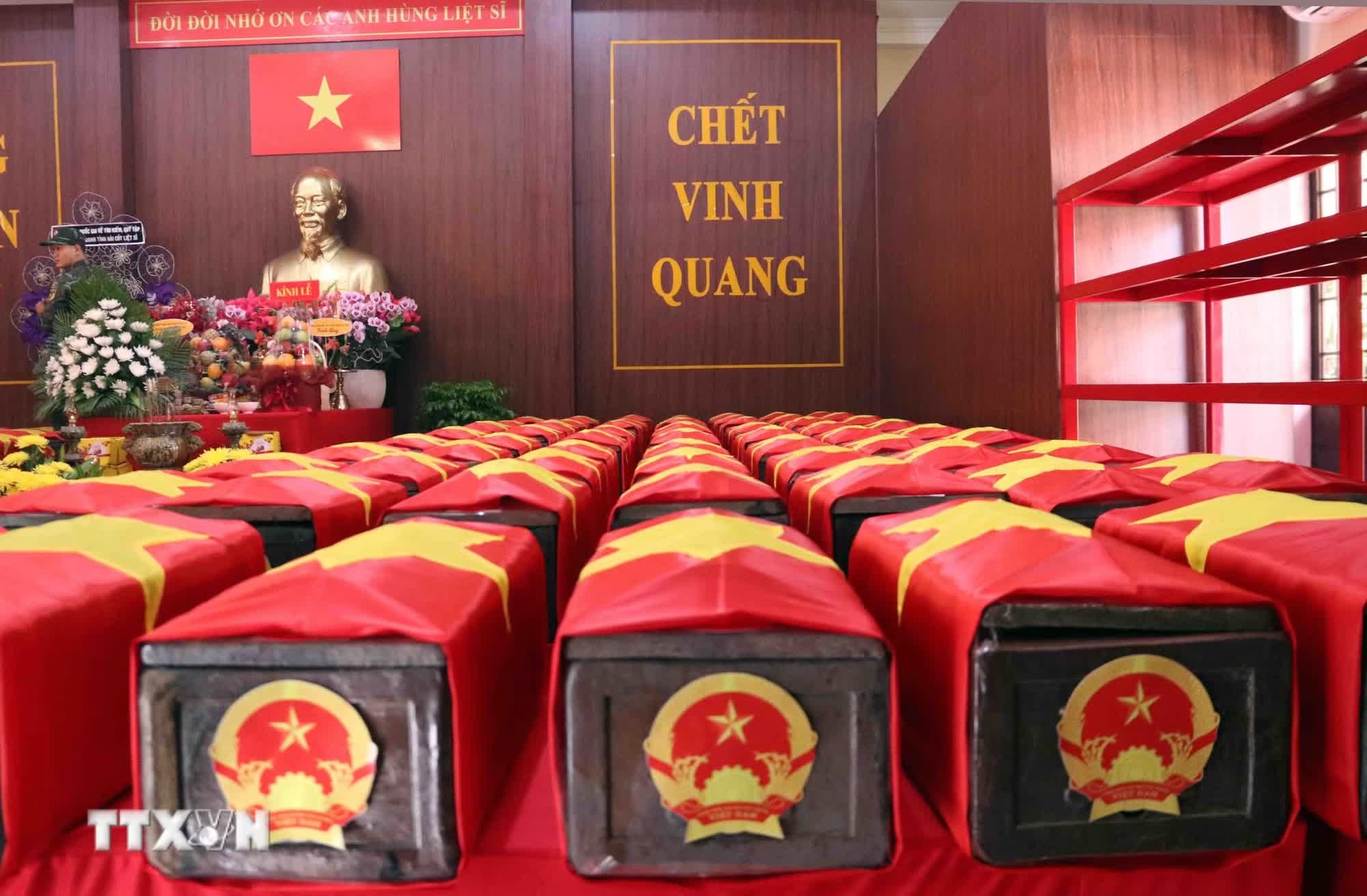Các quy trình sau khi khai quật hài cốt liệt sỹ tại công viên Lê Thị Riêng được thực hiện cẩn thận, tỉ mỉ, khoa học, đảm bảo an toàn. (Ảnh: Xuân Khu/ TTXVN)