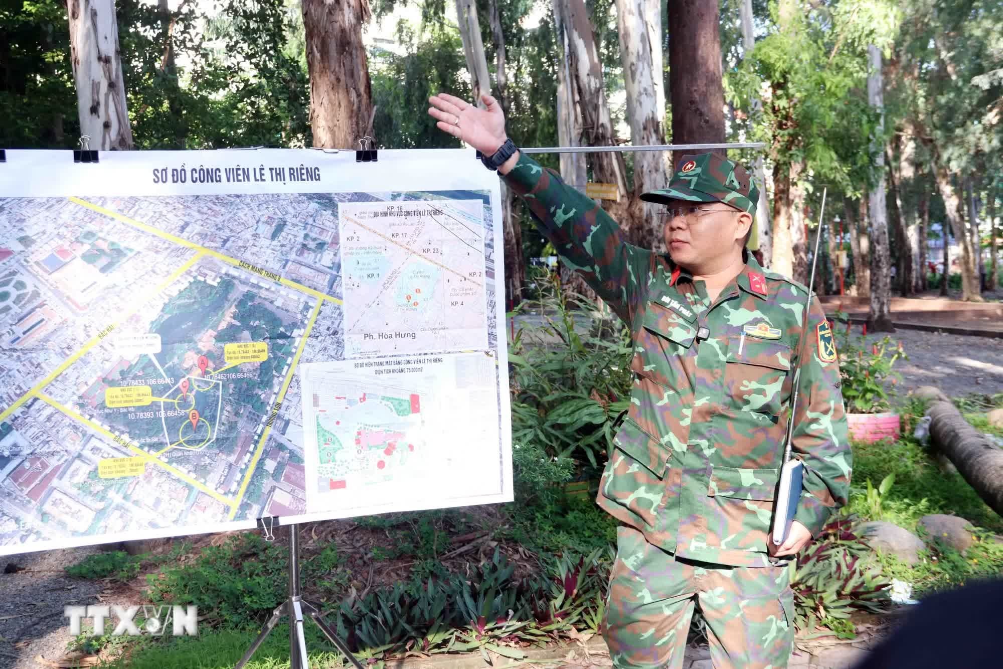 Triển khai công tác khảo sát, thăm dò tìm kiếm rãnh mộ liệt sỹ nghi ngờ được chôn tập thể tại Công viên Văn hóa Lê Thị Riêng vào ngày 15/6. (Ảnh: Xuân Khu/TTXVN)