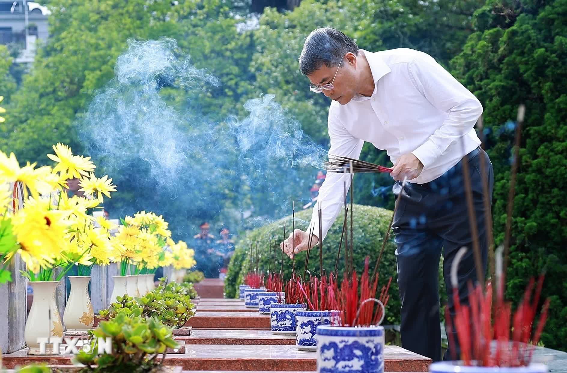 Thủ tướng Lê Minh Hưng thắp hương phần mộ liệt sỹ tại Nghĩa trang Liệt sỹ Quốc gia A1. (Ảnh: Dương Giang/TTXVN)