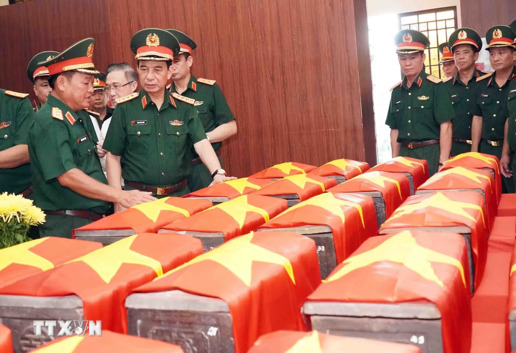 Đại tướng Phan Văn Giang - Phó Thủ tướng Chính phủ, Bộ trưởng Bộ Quốc phòng dâng hương tại Nhà tưởng niệm quàn hài cốt các liệt sỹ mới tìm thấy tại công viên Lê Thị Riêng. (Ảnh: Xuân Khu/TTXVN)