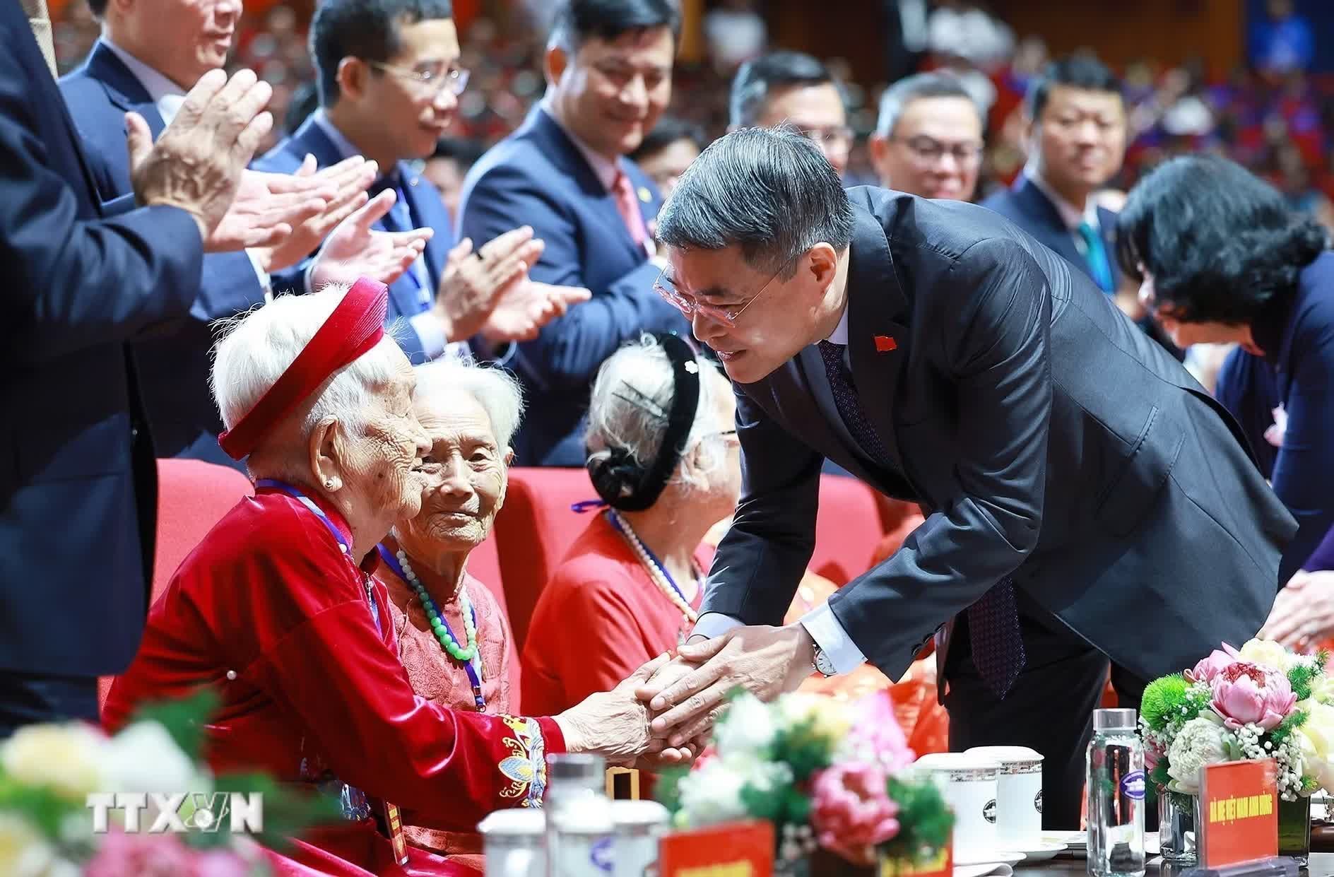 Thủ tướng Lê Minh Hưng thăm hỏi các Mẹ Việt Nam Anh hùng dự Hội nghị tri ân người có công với cách mạng toàn quốc năm 2026. (Ảnh: Dương Giang/TTXVN)