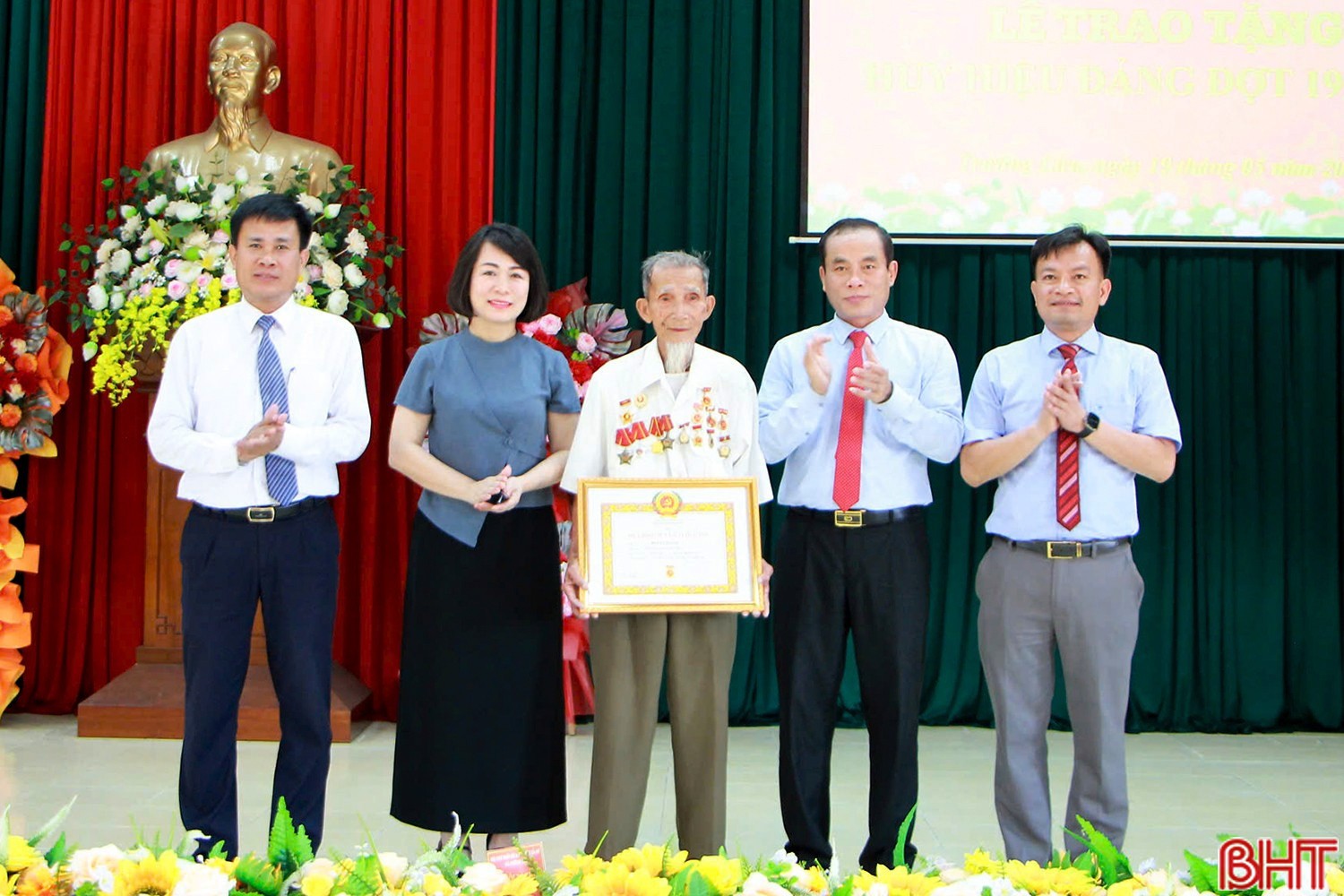 Phó Trưởng ban Tổ chức Tỉnh ủy Phan Thị Tố Hoa cùng lãnh đạo địa phương trao Huy hiệu 70 năm tuổi Đảng cho đảng viên.