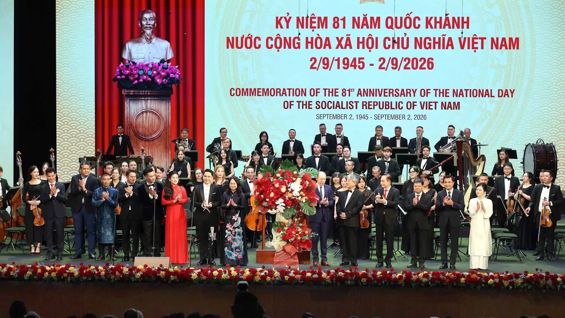 Bộ trưởng Bộ Ngoại giao Lê Hoài Trung và Bộ trưởng Bộ Văn hóa, Thể thao và Du lịch Lâm Thị Phương Thanh cùng Đại sứ Uruguay Raúl Juan Pollak Giampietro, đại diện Đoàn Ngoại giao tại Việt Nam tặng hoa chúc mừng các nghệ sĩ. Ảnh:TTXVN