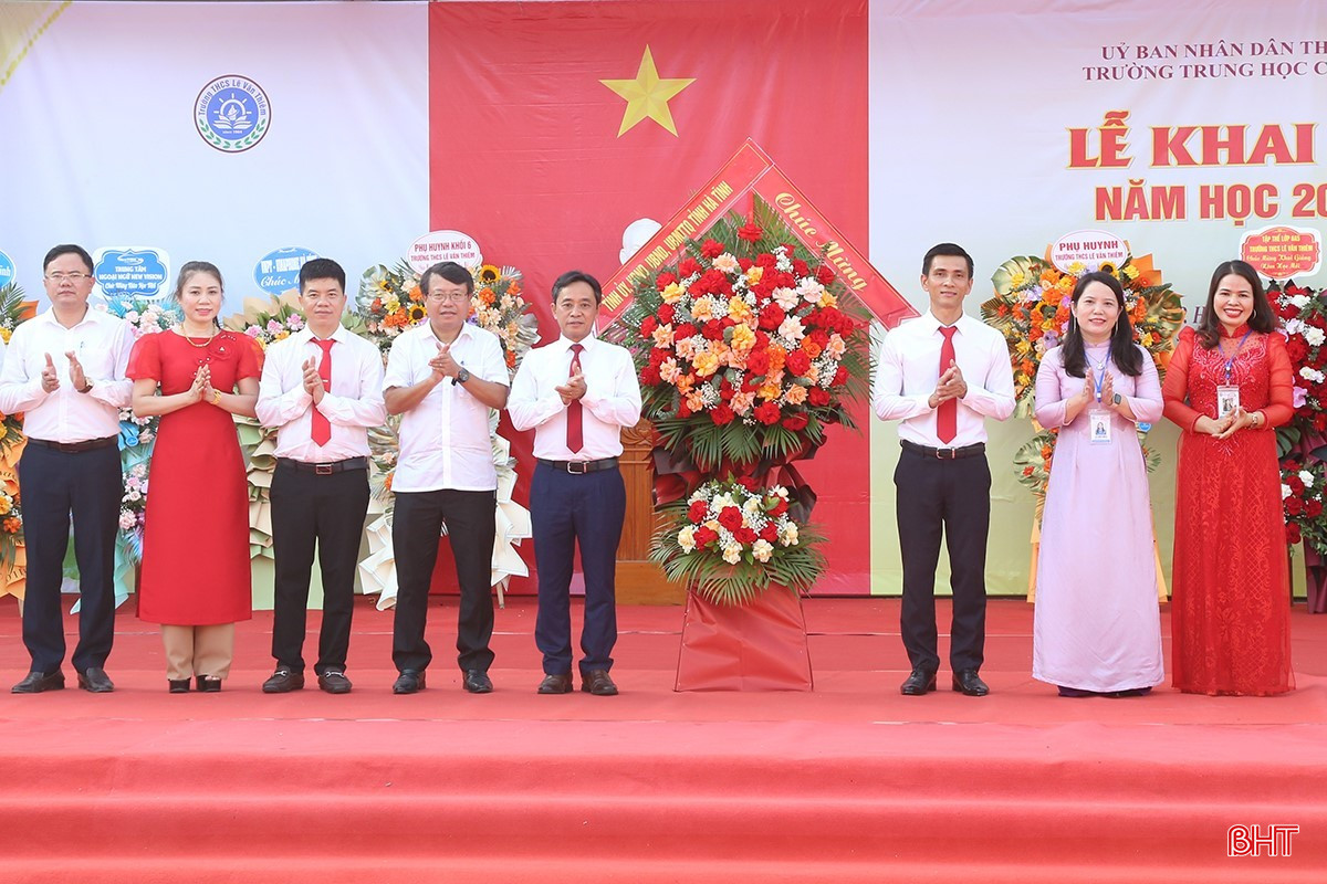 Lãnh đạo tỉnh và TP Hà Tĩnh tặng hoa chúc mừng Trường THCS Lê Văn Thiêm.