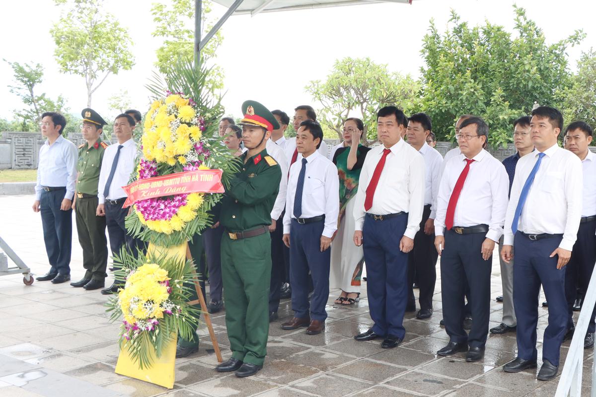 Đoàn công tác của tỉnh dâng hoa, dâng hương trước phần mộ cố Tổng Bí thư Hà Huy Tập (Cẩm Xuyên).