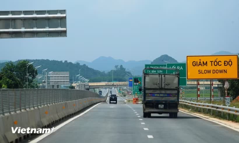 Phương tiện lưu thông trên tuyến cao tốc Bắc-Nam đoạn Mai Sơn - Quốc lộ 45. (Ảnh: Việt Hùng/Vietnam+)