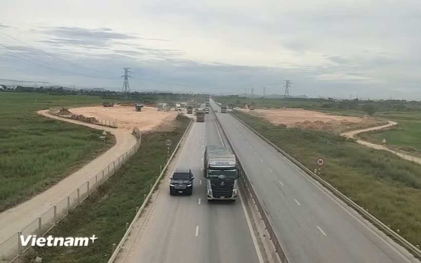 Hiện nay, cả nước có khoảng 2.340 km đường cao tốc đã và đang được phân kỳ đầu tư quy mô 2-4 làn xe hạn chế. (Ảnh: Việt Hùng/Vietnam+)