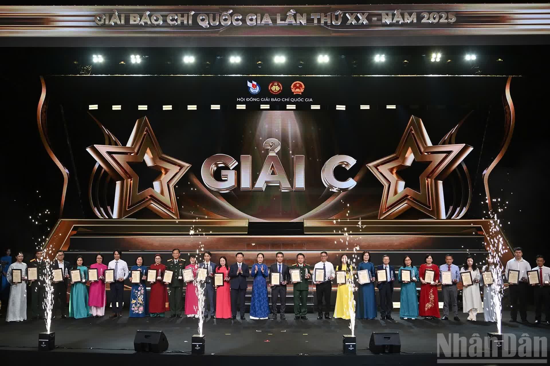 Trao giải C cho các tác giả, đại diện nhóm tác giả đoạt giải.