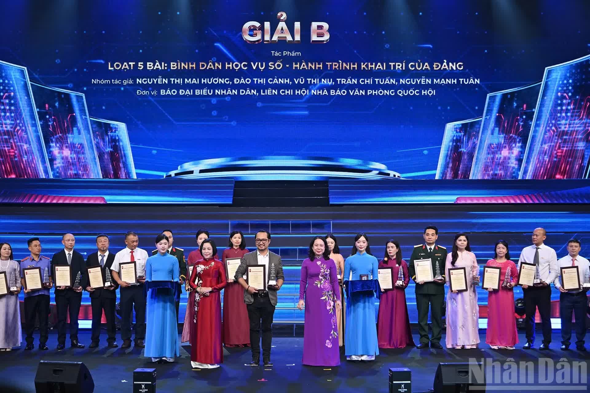 Phó Chủ tịch nước Võ Thị Ánh Xuân và Phó Chủ tịch Quốc hội Nguyễn Thị Thanh trao giải B cho đại diện các nhóm tác giả của Báo Nhân Dân.