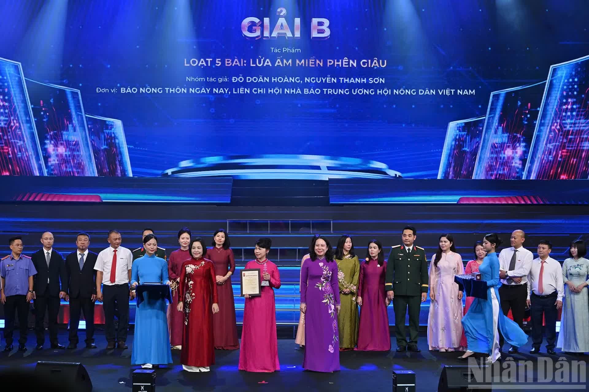 Phó Chủ tịch nước Võ Thị Ánh Xuân và Phó Chủ tịch Quốc hội Nguyễn Thị Thanh trao giải B cho đại diện các nhóm tác giả của Báo Nhân Dân.